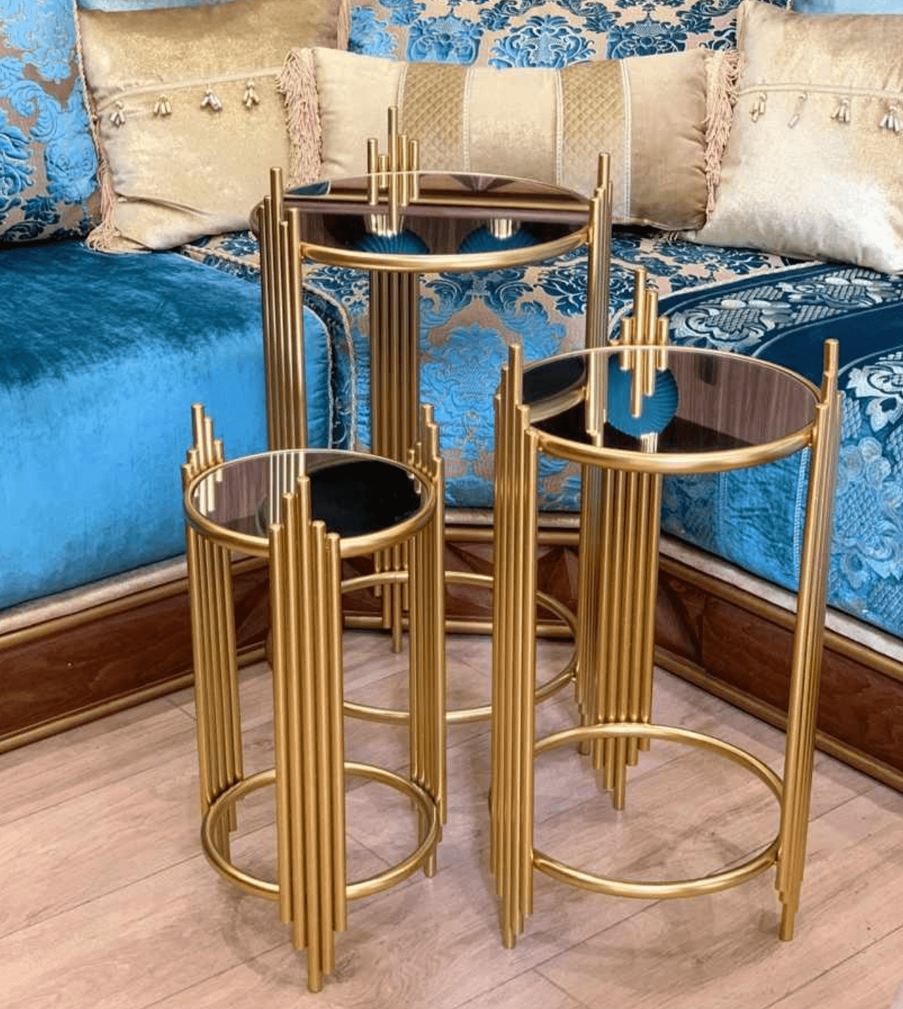 nsemble de Tables Gigognes Dorées avec Plateau en Verre Noir – Élégance et Modernité