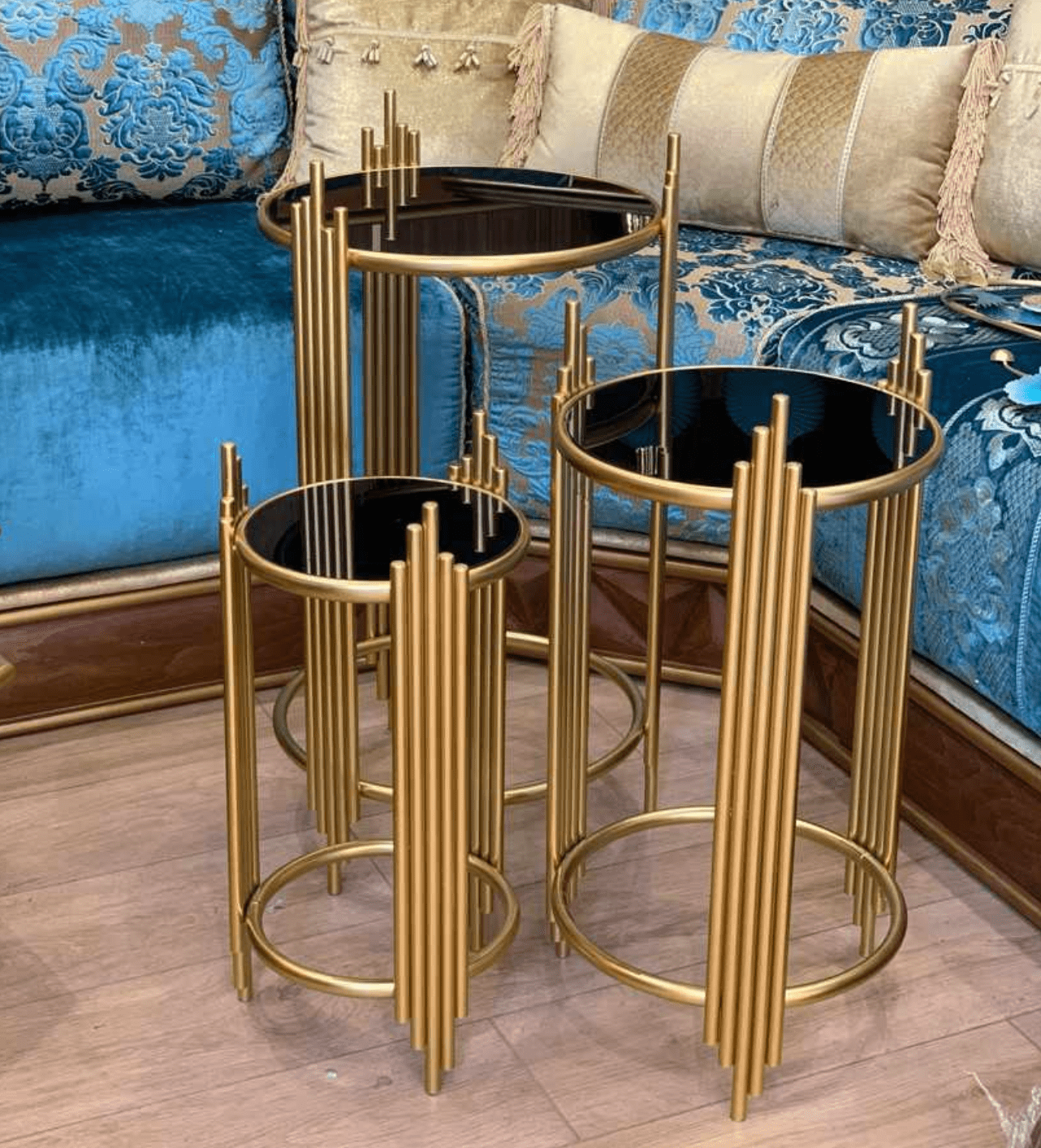 nsemble de Tables Gigognes Dorées avec Plateau en Verre Noir – Élégance et Modernité