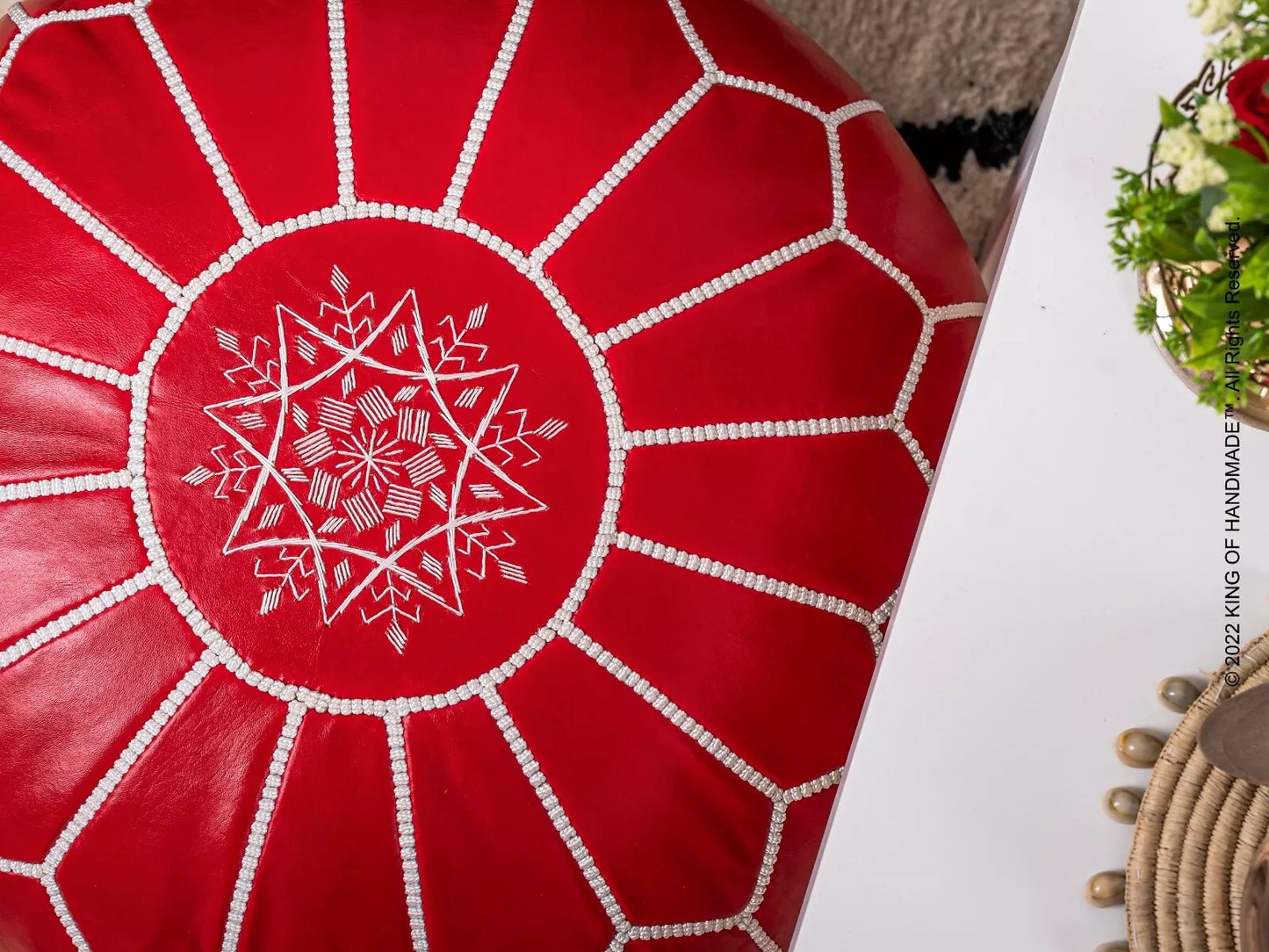 Pouf marocain rouge en cuir – Chic, artisanal & vibrant