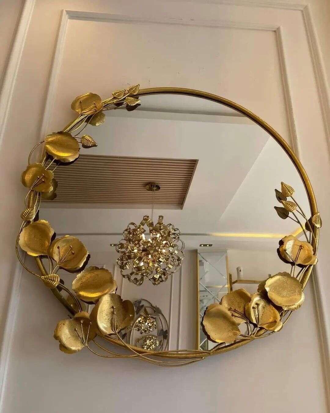 Miroir Rond Doré avec Fleurs Métalliques – Élégance et Raffinement 82CM