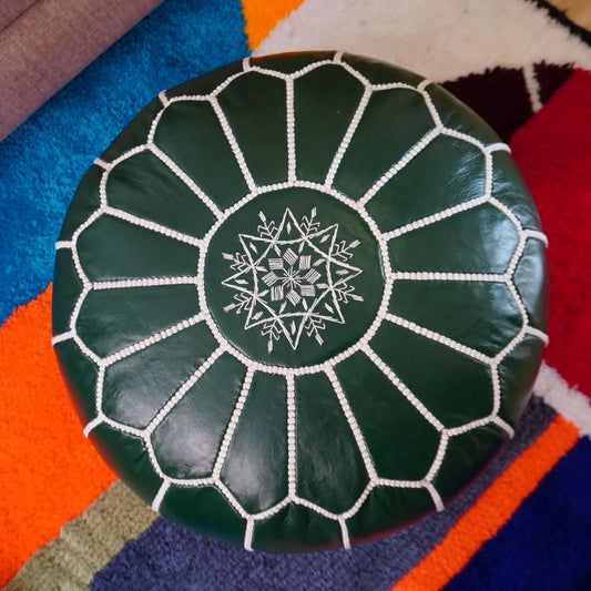 Pouf marocain vert en cuir – Élégance artisanale & touche bohème